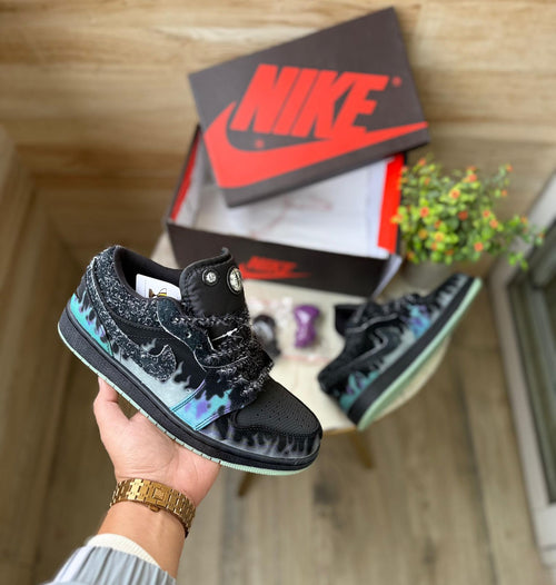 AIR JORDANS 1 LOW HALLOWEEN BLACK CAT